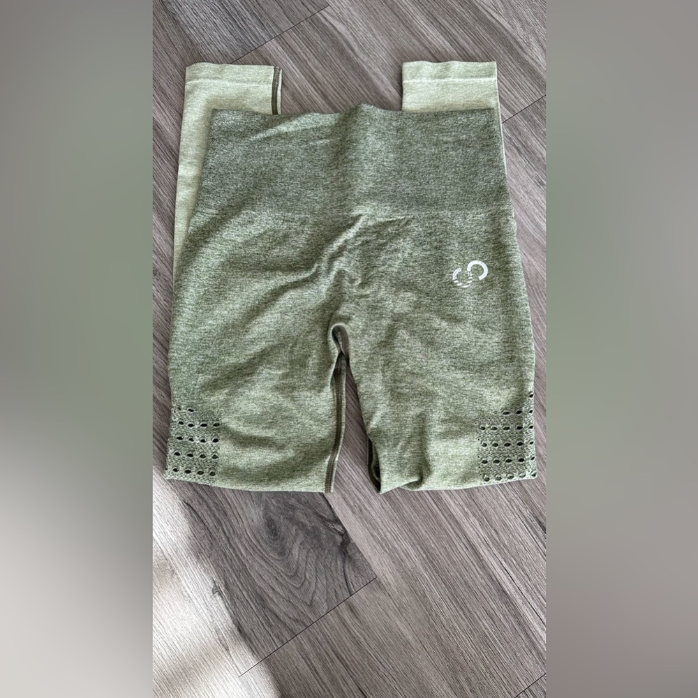 Curves n Combatboots seamless laser cut booty scrunch ombré leggings